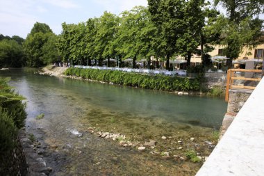 Borghetto (Vr), İtalya - 30 Nisan 2017: Mincio nehri Borghetto köyü, Mincio, Verona, Veneto, İtalya