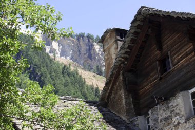 Ponte (Vco), İtalya - 06 Mart 2017: Tipik bir Walser evi, Formazza Vadisi, Ossola Vco, Piedmont, İtalya