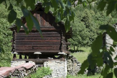 Ponte (Vco), İtalya - 06 Mart 2017: Tipik bir Walser evi, Formazza Vadisi, Ossola Vco, Piedmont, İtalya