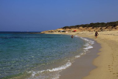 Alyko plajı, Naxos / Yunanistan - 24 Ağustos 2014: Naxos, Cyclades Adaları 'ndaki Alyko plaj manzarası, Yunanistan