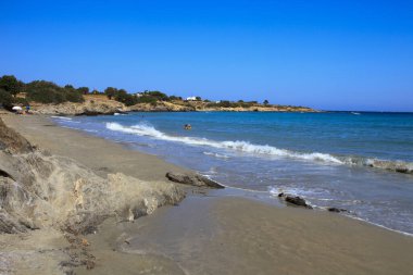 Alyko plajı, Naxos / Yunanistan - 24 Ağustos 2014: Naxos, Cyclades Adaları 'ndaki Alyko plaj manzarası, Yunanistan