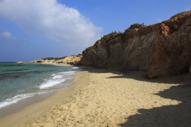Alyko plajı, Naxos / Yunanistan - 24 Ağustos 2014: Naxos, Cyclades Adaları 'ndaki Alyko plaj manzarası, Yunanistan