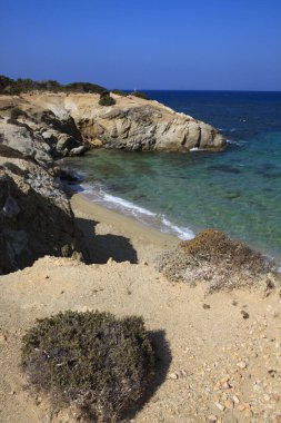 Alyko plajı, Naxos / Yunanistan - 24 Ağustos 2014: Naxos, Cyclades Adaları 'ndaki Alyko plaj manzarası, Yunanistan