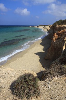 Alyko plajı, Naxos / Yunanistan - 24 Ağustos 2014: Naxos, Cyclades Adaları 'ndaki Alyko plaj manzarası, Yunanistan