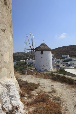 Vivlos, Naxos / Yunanistan - 25 Ağustos 2014: Vivlos, Naxos, Cyclades Adaları, Yunanistan 'daki geleneksel yel değirmeni