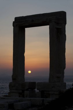 Naxos Town, Naxos / Yunanistan - 25 Ağustos 2014: Apollo, Portara, Naxos Town, Naxos, Cyclades Adaları, Yunanistan 