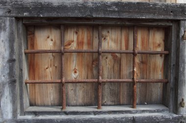 Cravegna (Vco), İtalya - 19 Aralık 2017: Demir ızgaralı eski bir pencere, Vigezzo Vadisi, Vco, Piedmon, İtalya