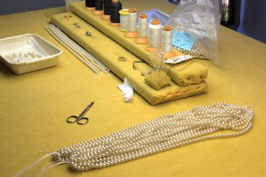 Manacor (Mallorca), İspanya - 10 Ağustos 2016: Manacor 'da bir fabrika mağazasında bulunan ve Mallorca, Balearic Adaları, İspanya' nın ünlü Mayorica incilerinin yapıldığı kolye.