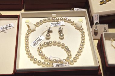 Manacor (Mallorca), İspanya - 10 Ağustos 2016: Manacor 'daki bir fabrika mağazasında Jawel davası, Mallorca, Balearic Adaları, İspanya.