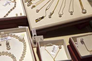 Manacor (Mallorca), İspanya - 10 Ağustos 2016: Manacor 'daki bir fabrika mağazasında Jawel davası, Mallorca, Balearic Adaları, İspanya.