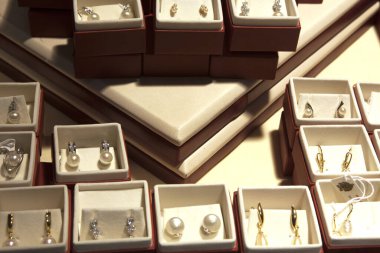 Manacor (Mallorca), İspanya - 10 Ağustos 2016: Manacor 'daki bir fabrika mağazasında Jawel davası, Mallorca, Balearic Adaları, İspanya.