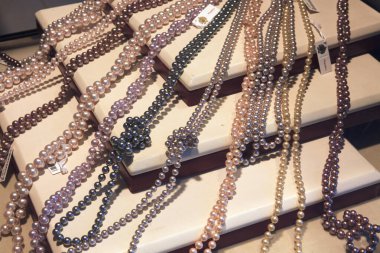 Manacor (Mallorca), İspanya - 10 Ağustos 2016: Manacor 'daki bir fabrika mağazasında Jawel davası, Mallorca, Balearic Adaları, İspanya.