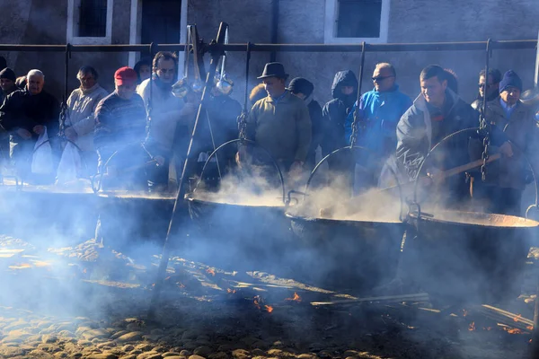 Dulzago (Hayır), İtalya - 29 Ocak 2017: Aziz Julius 'un Badia di Dulzago, Dulzago, Novara, Piedmont, İtalya ziyafeti