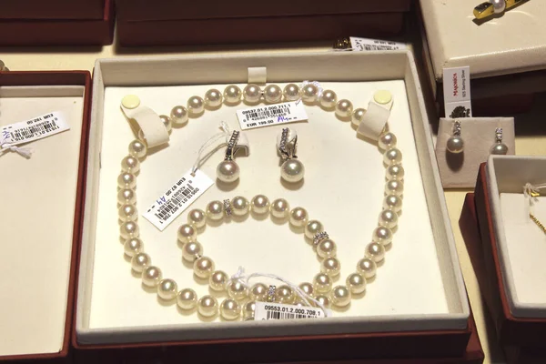 Manacor (Mallorca), İspanya - 10 Ağustos 2016: Manacor 'daki bir fabrika mağazasında Jawel davası, Mallorca, Balearic Adaları, İspanya.