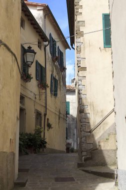 Scansano (Gr), İtalya - 10 Haziran 2017: Scansano, Grosseto, Toskana, İtalya 'da merkezi bir yol ve tipik evler