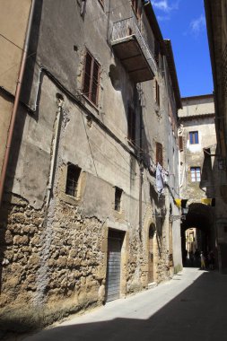 Pitigliano (Gr), İtalya - 12 Haziran 2017: Pitigliano köyü, Grosseto, Toskana, İtalya 'da tarihi tepede merkezi bir yol ve tipik evler