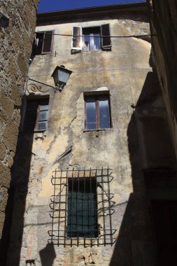 Pitigliano (Gr), İtalya - 12 Haziran 2017: Pitigliano köyünün tarihi tepesinde tipik bir ev, Grosseto, Toskana, İtalya