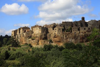 Pitigliano (Gr), İtalya - 12 Haziran 2017: Pitigliano, Grosseto, Toskana, İtalya 'nın tarihi tepe köyü