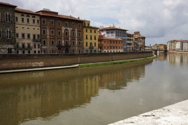 Pisa (Pi), İtalya - 10 Haziran 2017: Arno Nehri, Pisa, Toskana, İtalya, Avrupa