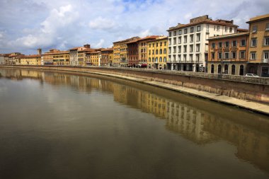 Pisa (Pi), İtalya - 10 Haziran 2017: Arno Nehri, Pisa, Toskana, İtalya, Avrupa