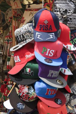 Pisa (Pi), İtalya - 10 Haziran 2017: Bir hediyelik eşya dükkanında şapkalar, Pisa, Toskana, İtalya, Avrupa