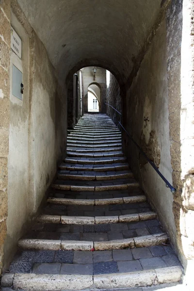 Pitigliano Itália Junho 2017 Uma Escada Antiga Topo Colina Histórica — Fotografia de Stock