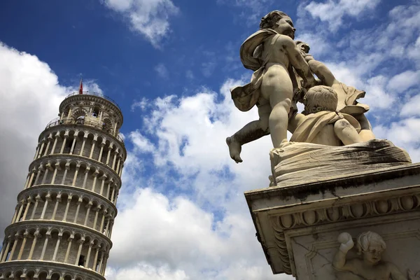 意大利 2017年6月10日 意大利托斯卡纳著名的比萨学习塔和天使雕塑 — 图库照片