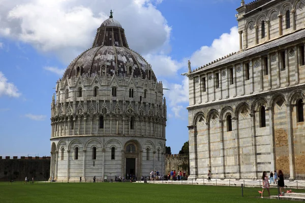 Pisa Talya Haziran 2017 Piazza Dei Miracoli Baptistery Pisa Toskana — Stok fotoğraf