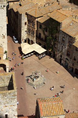 San Gimignano (Si), İtalya - 10 Nisan 2017: Kulenin tepesinden sarnıç meydanı manzarası, Siena, Toskana, İtalya