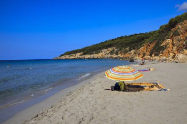Sant Tomas, Menorca / İspanya - 25 Haziran 2016: Binigaus plajında bir plaj şemsiyesi, Sant Tomas, Menorca, Balearic Adaları, İspanya