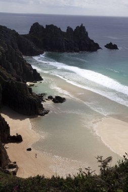 Porthcurno (İngiltere), Uk - 16 Ağustos 2015: Porth Chapel Beach, Porthcurno, Cornwall, İngiltere, Birleşik Krallık.