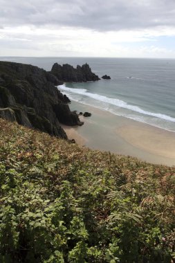 Porthcurno (İngiltere), Uk - 16 Ağustos 2015: Porth Chapel Beach, Porthcurno, Cornwall, İngiltere, Birleşik Krallık.