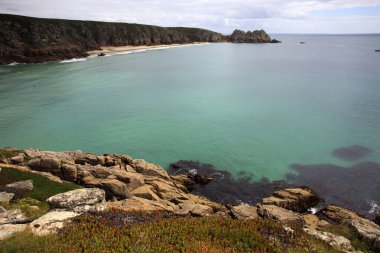 Porthcurno (İngiltere), Uk - 16 Ağustos 2015: Porthcurno kıyı şeridi ve uçurumları, Cornwall, İngiltere, Birleşik Krallık.