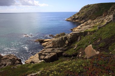 Porthcurno (İngiltere), Uk - 16 Ağustos 2015: Porthcurno kıyı şeridi ve uçurumları, Cornwall, İngiltere, Birleşik Krallık.