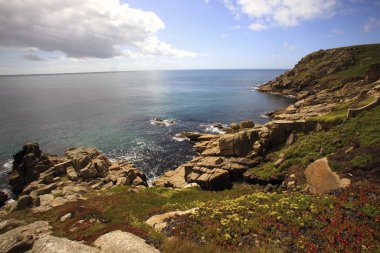 Porthcurno (İngiltere), Uk - 16 Ağustos 2015: Porthcurno kıyı şeridi ve uçurumları, Cornwall, İngiltere, Birleşik Krallık.