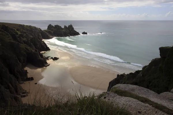 Porthcurno (İngiltere), Uk - 16 Ağustos 2015: Porth Chapel Beach, Porthcurno, Cornwall, İngiltere, Birleşik Krallık.