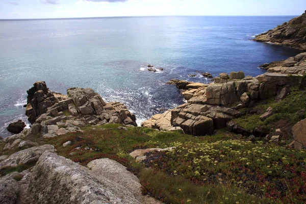 Porthcurno (İngiltere), Uk - 16 Ağustos 2015: Porthcurno kıyı şeridi ve uçurumları, Cornwall, İngiltere, Birleşik Krallık.