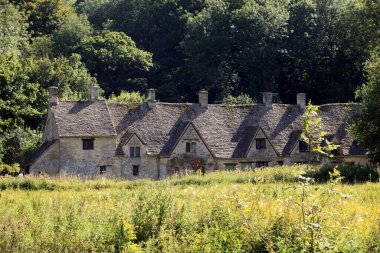 Bibury (İngiltere), Uk - 05 Ağustos 2015: Bibury Village view, Gloucestershire, İngiltere.