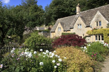 Bibury (İngiltere), Uk - 05 Ağustos 2015: Bibury Village view, Gloucestershire, İngiltere.