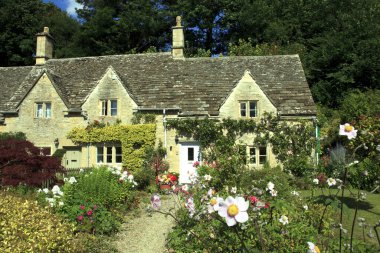 Bibury (İngiltere), Uk - 05 Ağustos 2015: Bibury Village view, Gloucestershire, İngiltere.