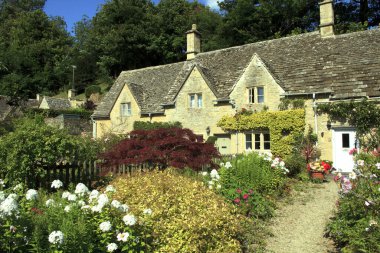 Bibury (İngiltere), Uk - 05 Ağustos 2015: Bibury Village view, Gloucestershire, İngiltere.