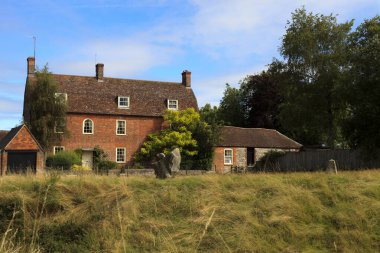Avebury (İngiltere), Uk - 05 Ağustos 2015: Avebury köyünde tipik bir ev, Wiltshire, İngiltere, Birleşik Krallık.