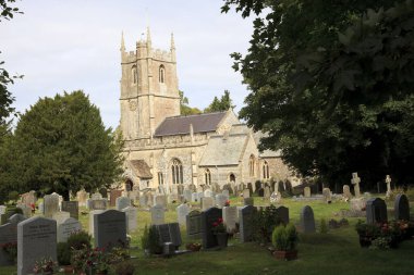 Avebury (İngiltere), Uk - 5 Ağustos 2015: İngiltere 'nin Wiltshire kentindeki Avebury köyündeki kilise ve mezarlık.
