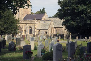 Avebury (İngiltere), Uk - 5 Ağustos 2015: İngiltere 'nin Wiltshire kentindeki Avebury köyündeki kilise ve mezarlık.