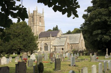 Avebury (İngiltere), Uk - 5 Ağustos 2015: İngiltere 'nin Wiltshire kentindeki Avebury köyündeki kilise ve mezarlık.