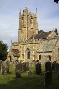 Avebury (İngiltere), Uk - 5 Ağustos 2015: İngiltere 'nin Wiltshire kentindeki Avebury köyündeki kilise ve mezarlık.