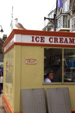 St. Ives (İngiltere), Uk - 13 Ağustos 2015: St. Ives limanındaki dondurma dükkanı, Cornwall, Birleşik Krallık.