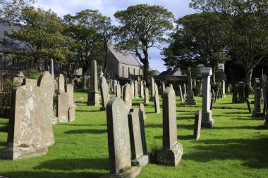 Kirkwall - Orkney (İskoçya), Uk - 07 Ağustos 2018: 12. yüzyıl Romanesk Saint Magnus katedrali mezarlığı Kirkwall, Orkney, İskoçya, İskoçya, Birleşik Krallık 