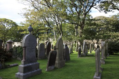 Kirkwall - Orkney (İskoçya), Uk - 07 Ağustos 2018: 12. yüzyıl Romanesk Saint Magnus katedrali mezarlığı Kirkwall, Orkney, İskoçya, İskoçya, Birleşik Krallık 