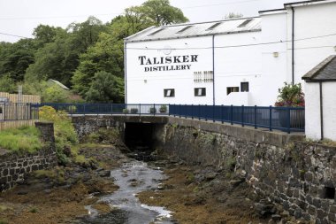 Skye Adası (İskoçya), Uk - 14 Ağustos 2018: Talisker viski imalathanesi. Carbost, Loch Harport, Minginish, Skye Adası, Inner Hebrides, İskoçya, Birleşik Krallık